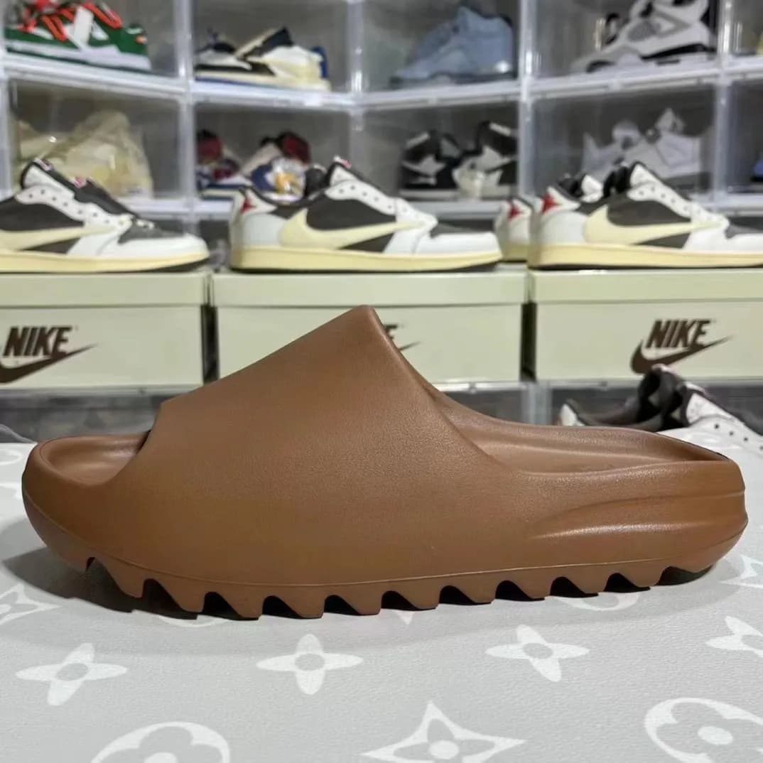 yeezy slide — product from Weidian, photo 2 of 3