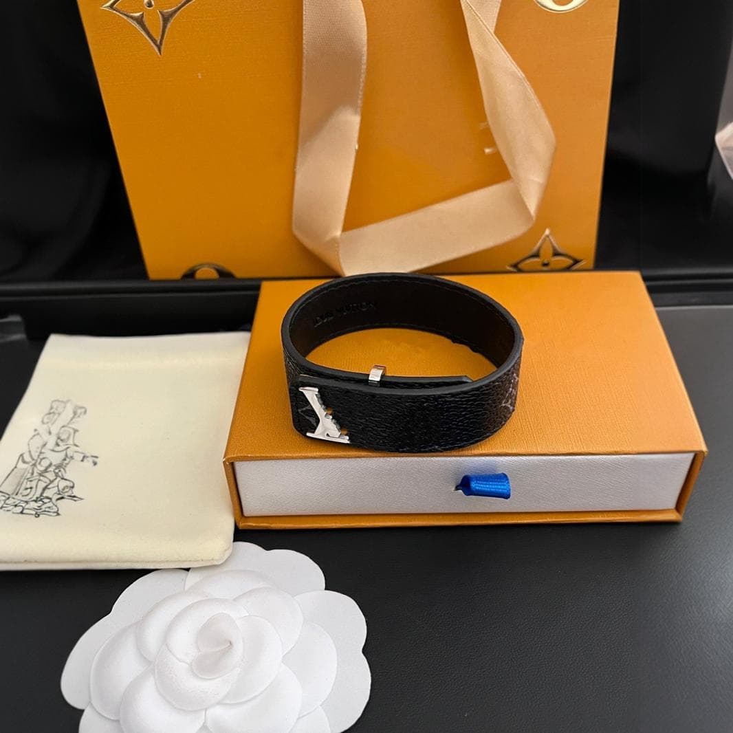 High version foreign trade cross border donkey bracelet leather silm bracelet old flower plaid bracelet factory direct sales from 1688