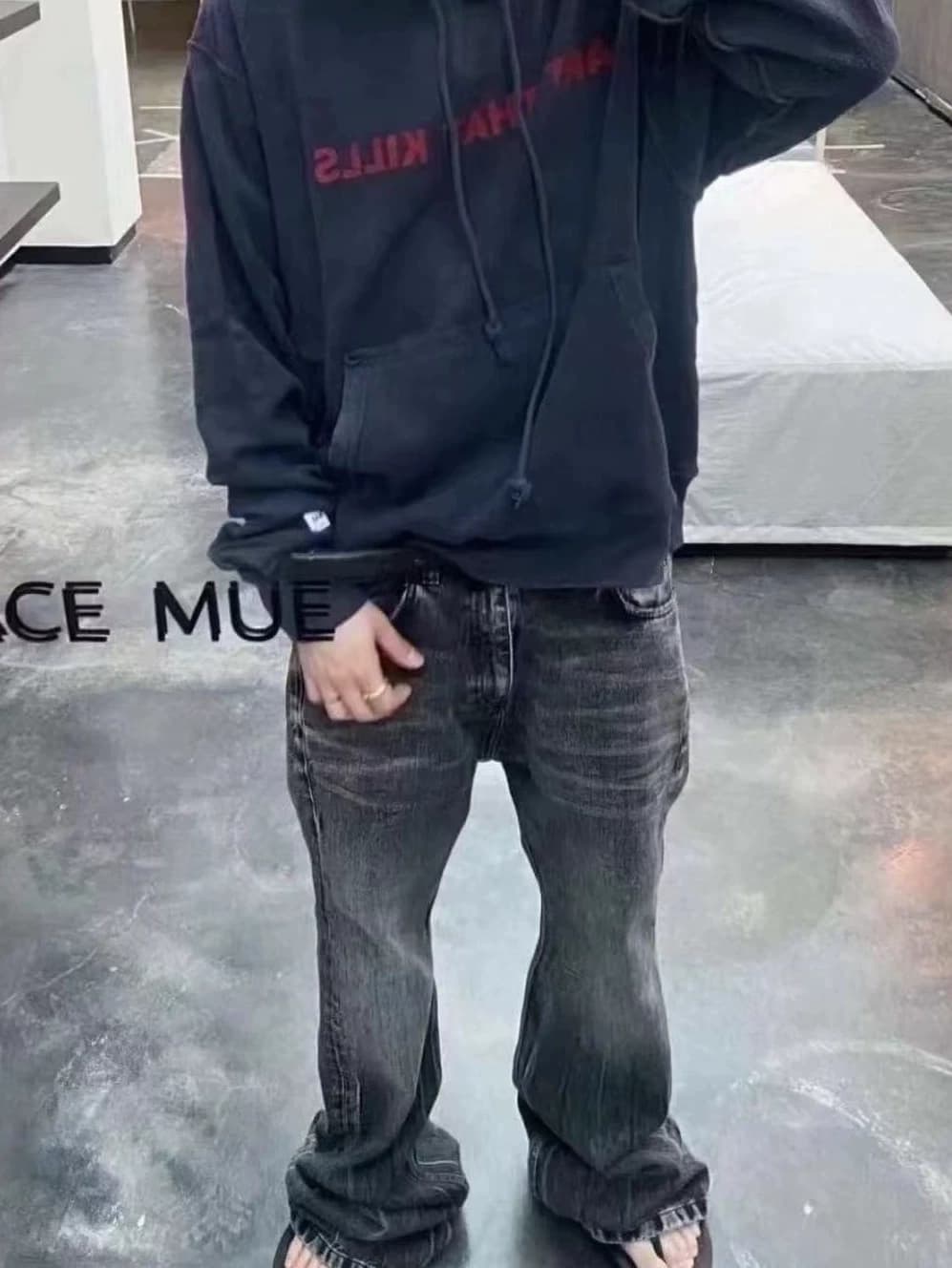 BALENCIAGA LOST TAPE FLARED JEANS — product from Taobao, photo 2 of 2