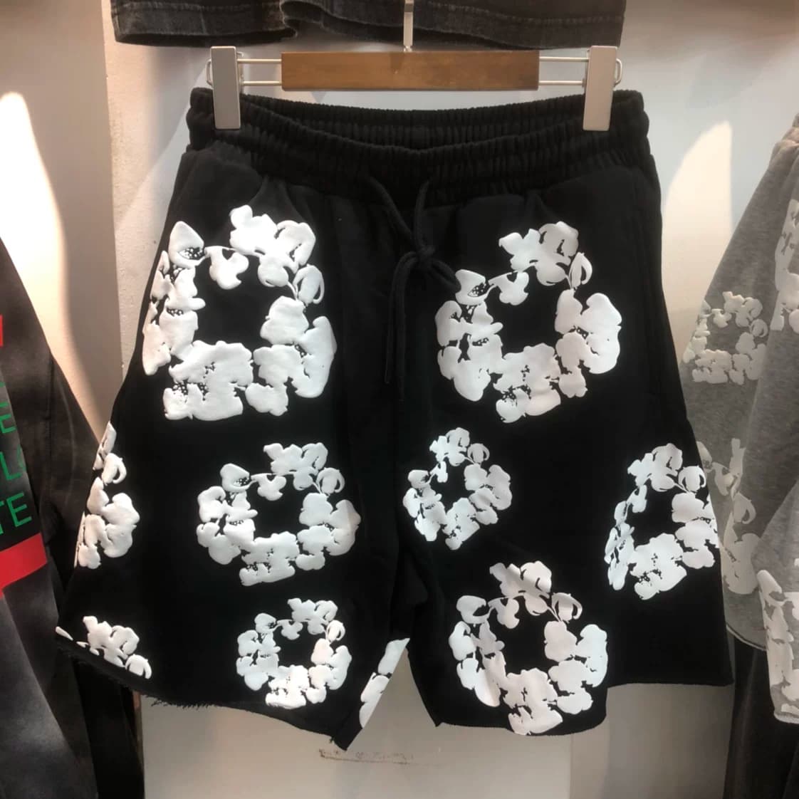 2022 summer new European and American trendy brand Kanye same casual pants floral print personality like loose shorts — product from Taobao, photo 1 of 1