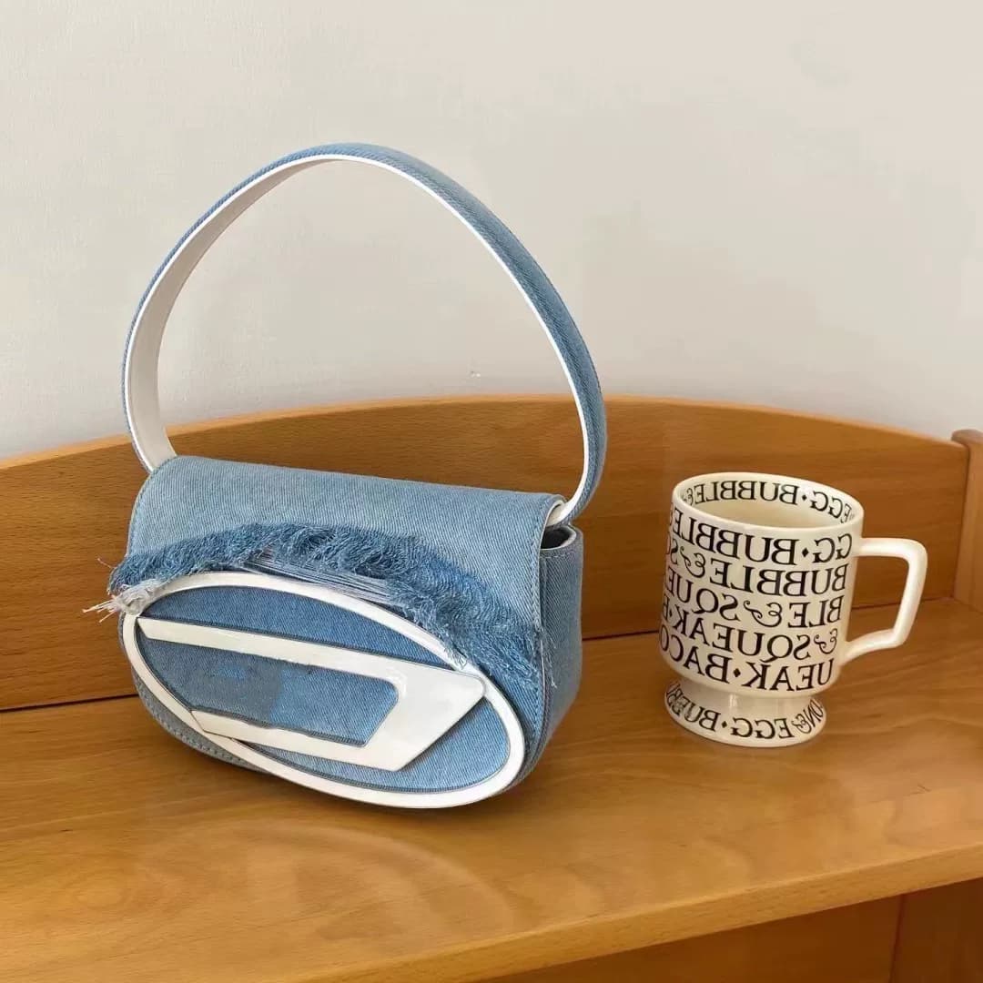 Special interest design pink bag 2023 spring and summer portable underarm bag female Millennium hot girl style silver shoulder messenger bag from Taobao
