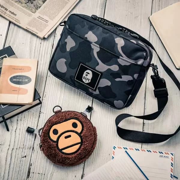 Japanese magazine appendix trendy brand new black camouflage shoulder messenger bag monkey head sundries coin purse two piece set from Taobao