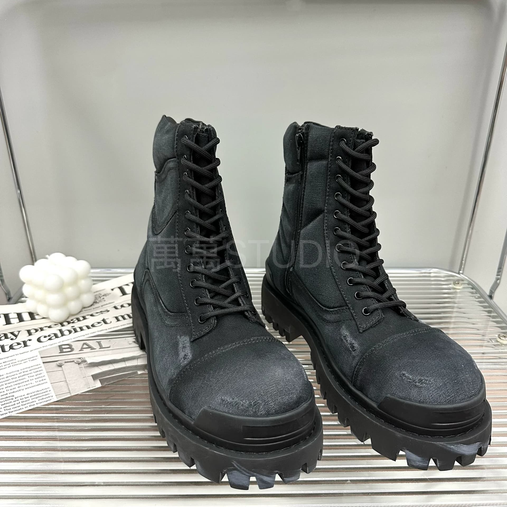 Wanwan STUDIO Retro style old damaged 11 hole big head Martin boots for men rubbed and damaged boots — product from Taobao, photo 1 of 1